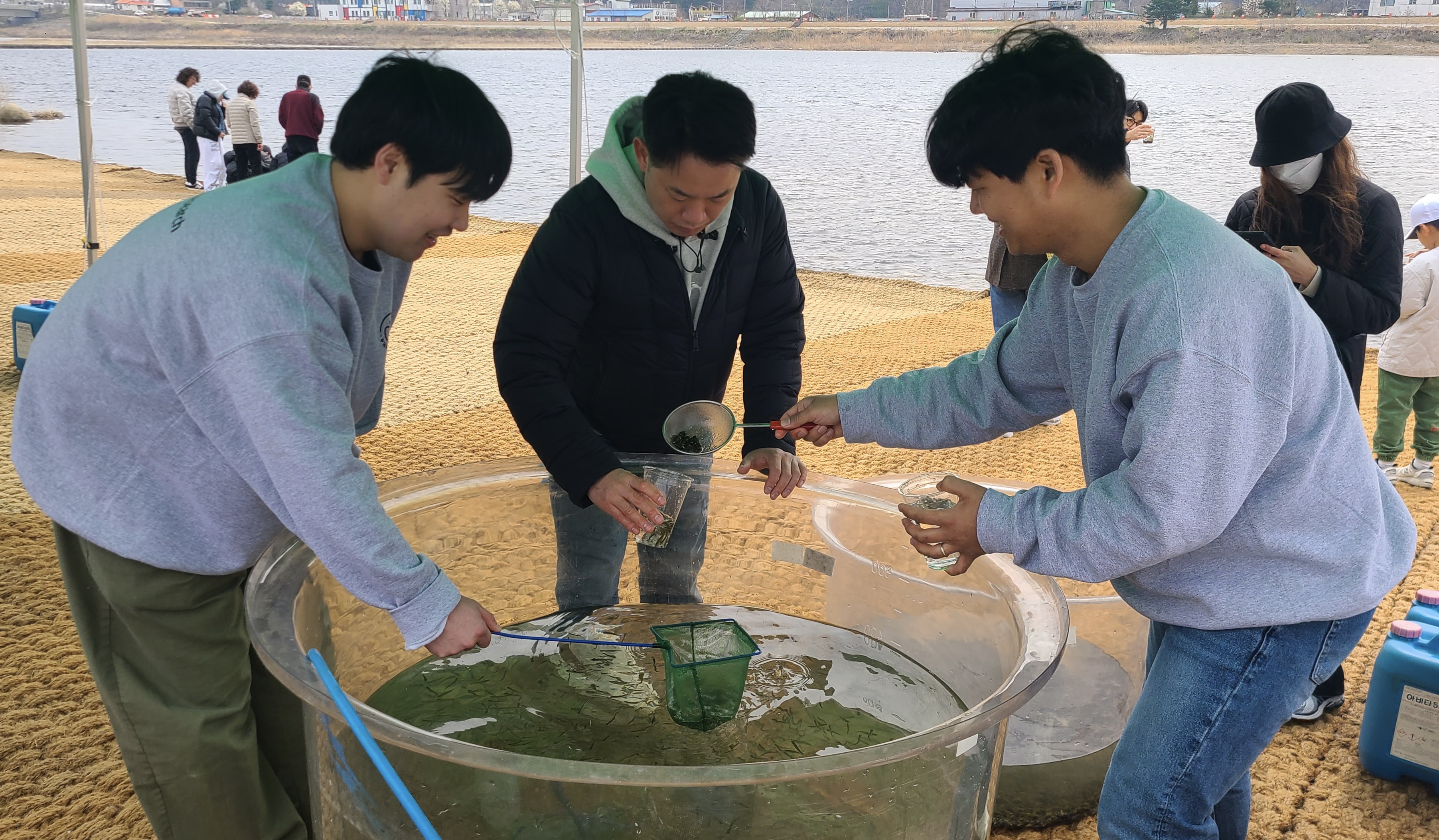 보도자료이미지_연어치어방류.jpg
